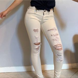 AEO 🦅 Off-White Distressed Mid-Rise Jeans